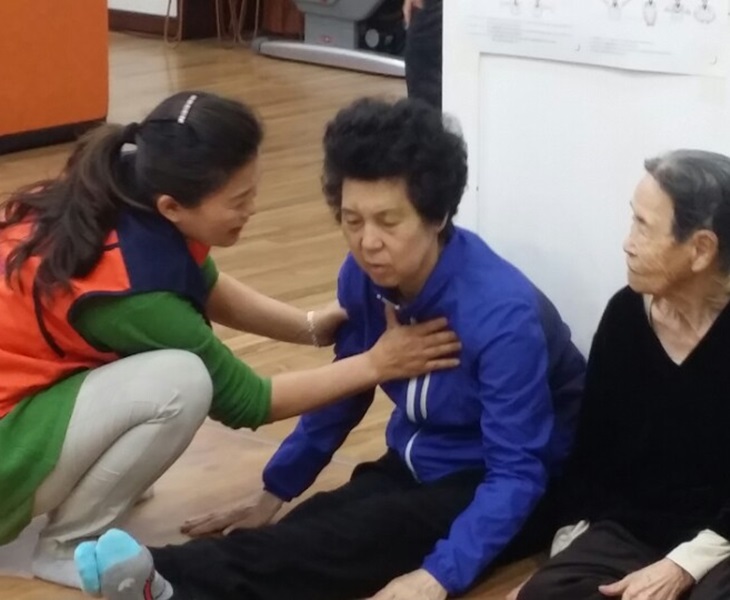 아픈 어르신 돌보는 사진